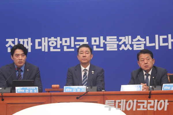 ▲ 김병기 더불어민주당 원내대표가 18일 국회에서 열린 최고위원회의에 자리하고 있다. 사진=이기봉 기자