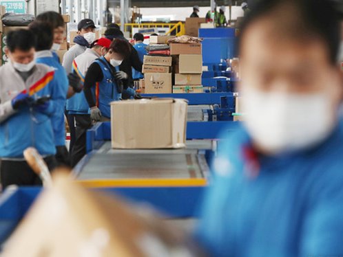 ▲ CJ대한통운 강남2지사 터미널 택배분류 작업장에서 택배기사들이 택배 분류 작업을 하고 있다. 자료사진=뉴시스.