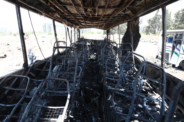 ▲ 17일(현지 시간) 이스라엘 텔아비브 인근 해안 도시 헤르츨리야에서 이란의 미사일 공격을 받은 버스 한 대가 파괴돼 있다. 이스라엘과 이란 간 무력 충돌로 지금까지 이란에서 최소 244명, 이스라엘에서 24명이 숨진 것으로 전해졌다. 사진=뉴시스