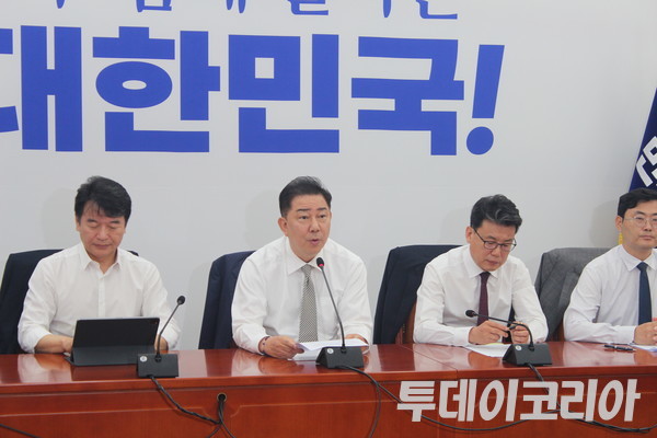 ▲ 김병기 더불어민주당 당대표 권한대행 겸 원내대표가 19일 여의도 국회에서 열린 정책조정회의에서 발언하고 있다. 사진=이기봉 기자