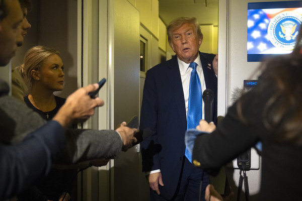 ▲ 도널드 트럼프 미 대통령이 16일 캐나다 캘거리에서 열린 주요 7개국(G7) 정상회담 일정을 단축, 워싱턴으로 조기 귀국하는 미 대통령 전용기 에어포스원에서 기자들과 이야기를 나누고 있다. 사진=뉴시스