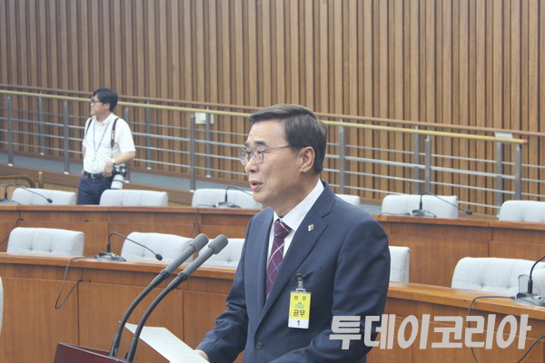 ▲ 이종석 국가정보원장 후보자가 19일 국회에서 열린 국회 정보위원회 ‘국가정보원장 후보자 인사청문회’에서 모두발언을 하고 있다. 사진=이기봉 기자