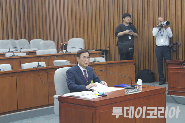 ▲ 이종석 국가정보원장 후보자가 19일 국회에서 열린 국회 정보위원회 ‘국가정보원장 후보자 인사청문회’에 참석해 의원들의 질의를 듣고 있다. 사진=이기봉 기자