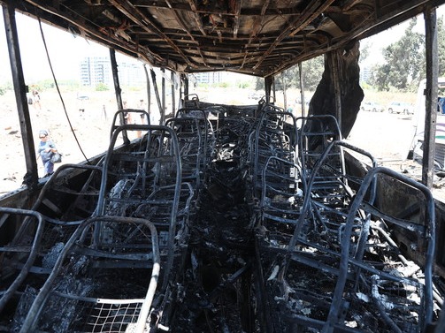 ▲ 17일(현지 시간) 이스라엘 텔아비브 인근 해안 도시 헤르츨리야에서 이란의 미사일 공격을 받은 버스 한 대가 파괴돼 있다. 이스라엘과 이란 간 무력 충돌로 지금까지 이란에서 최소 244명, 이스라엘에서 24명이 숨진 것으로 전해졌다. 사진=뉴시스