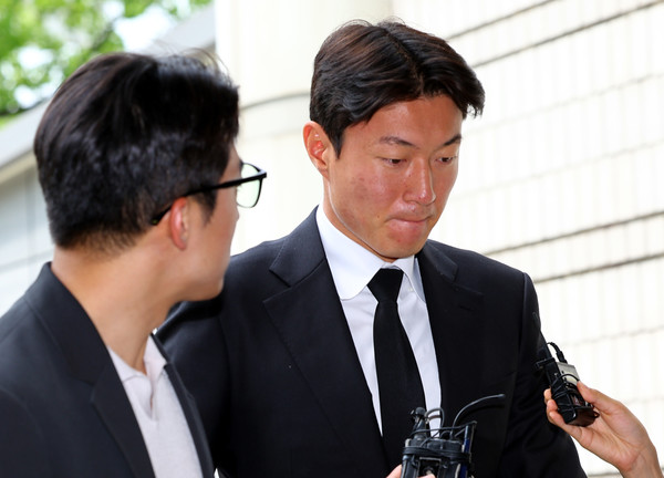 ▲ 불법 촬영 혐의로 1심에서 징역형 집행유예를 선고받은 축구선수 황의조가 19일 서울 서초구 서울중앙지방법원에서 열린 항소심 1차 공판에 출석하고 있다. 사진=뉴시스