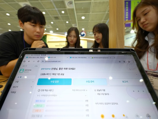 ▲ 서울 강남구 코엑스에서 열린 2024 에듀테크 코리아 페어에서 참가자들이 AI 디지털교과서 프로토타입을 체험하고 있다. 사진=뉴시스