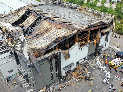 ▲ 25일 경기도 화성시 서신면 리튬전지 공장 화재 현장에서 경찰과 소방, 국립과학수사연구원 등 유관기관 관계자들이 화재 원인을 찾기 위한 합동 감식을 하고 있다. 사진=뉴시스