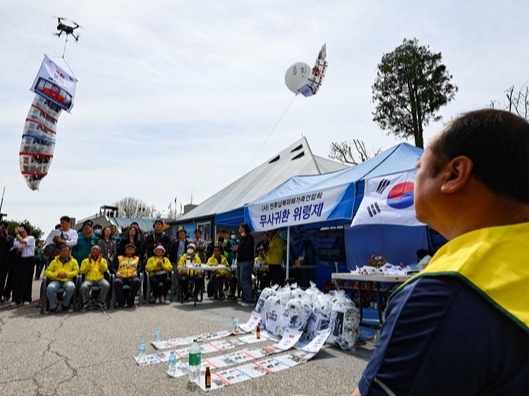 ▲ 최성룡 납북자가족모임 대표를 비롯한 회원들이 23일 오전 경기 파주시 국립 6.25전쟁납북자기념관 앞에서 대북전단 살포 기자회견을 열고 드론을 이용해 대북전단을 띄우고 있다.