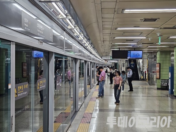 ▲ 6호선 효창공원역 승강장 안에서 시민들이 지하철을 기다리고 있다. 사진=투데이코리아