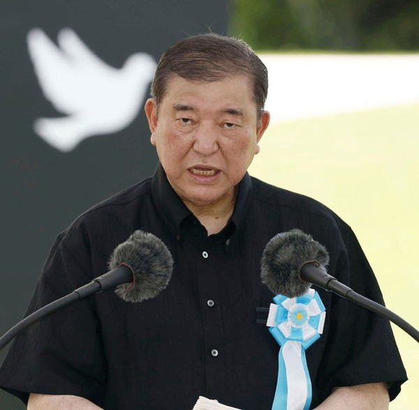 ▲ 일본 정부는 24일 각의(국무회의)에서 참의원(상원) 선거를 오는 3일 공시하고, 20일 투·개표 하기로 결정했다. 사진은 이시바 시게루 일본 총리가 지난 23일 오키나와현 이토만의 평화기념공원에서 열린 전몰자 추도식에서 연설하고 있는 모습. 사진=뉴시스