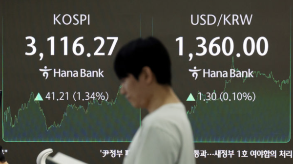 ▲ 서울 중구 하나은행 딜링룸에서 딜러들이 업무를 보고 있다. 사진=뉴시스