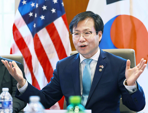 ▲ 여한구 산업통상자원부 통상교섭본부장이 지난달 27일 오전(현지시간) 미국 워싱턴 D.C. 미국상공회의소 회의실에서 찰스 프리먼(Charles Freeman) 아시아 총괄 선임부회장을 비롯한 미한재계회의 회원사 관계자가 참석한 가운데 열린 미국 상공회의소 라운드테이블에 참석해 인사말을 하고 있다. 사진=산업통상자원부