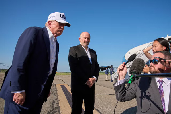 ▲ 6일(현지시간) 도널드 트럼프 미국 대통령이 뉴저지에서 주말을 보낸 후 워싱턴으로 향하기 위해 뉴저지주 모리스타운의 모리스타운 시립공항에서 에어포스원에 탑승하기 전 언론의 질문을 듣고 있다. 사진=뉴시스