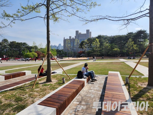 ▲ 서울 시내에 위치한 한 대학교에서 학생들이 휴식을 취하고 있다. 사진=투데이코리아