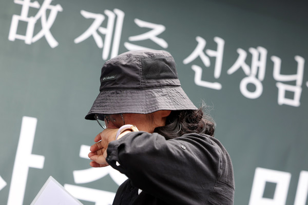 ▲ 지난달 14일 오후 서울 종로구 정부서울청사 인근에서 열린 전교조, 교총, 교사노조 등 교원 3단체의 ‘제주 교사 추모 및 교권 보호 대책 요구’ 집회에서 동료 교사가 눈믈을 흘리고 있다. 사진=뉴시스