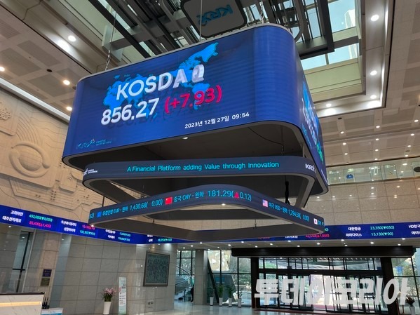 ▲ 한국거래소(KRX) 1층 로비의 전광판. 사진=투데이코리아