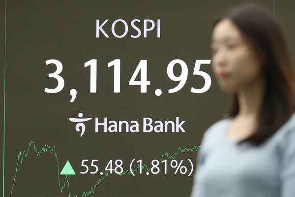 ▲ 8일 오후 서울 중구 하나은행 딜링룸에서 딜러들이 업무를 보고 있다. 사진=뉴시스