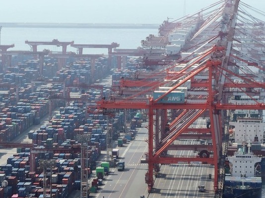 ▲ 부산 남구 신선대부두에서 수출입 컨테이너 선적 및 하역작업이 진행되고 있다. 사진=뉴시스