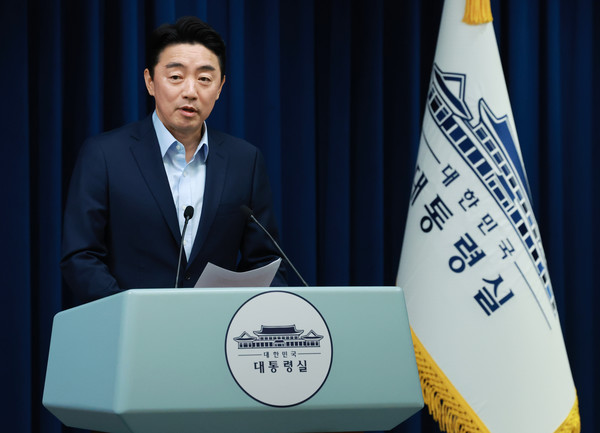 ▲ 강훈식 비서실장이 11일 서울 용산 대통령실에서 문화체육관광부 장관 후보자에 최휘영 놀유니버스 대표, 국토교통부 장관 후보자에 김윤덕 더불어민주당 의원 인선 발표 브리핑을 하고 있다. 사진=뉴시스