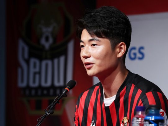 ▲ 기성용이 22일 오전 서울 마포구 서울월드컵경기장에서 열린 FC서울 입단 기자회견에서 입단 소감을 밝히고 있다.