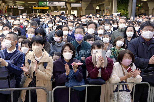 ▲ 지난 2021년 10월 26일 도쿄 북서쪽 사이타마에서 열린 10월 31일 하원 선거를 위한 선거 유세에서 사람들이 연설을 들으며 박수를 치고 있다. 사진=뉴시스