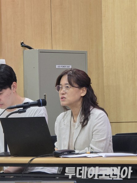 ▲ 최윤진 감독이 서울 광화문 인근에서 기자회견을 열고 영화 ‘소주전쟁’ 감독 크레딧 삭제와 관련해 입장을 발표하고 있다. 사진=김준혁 기자