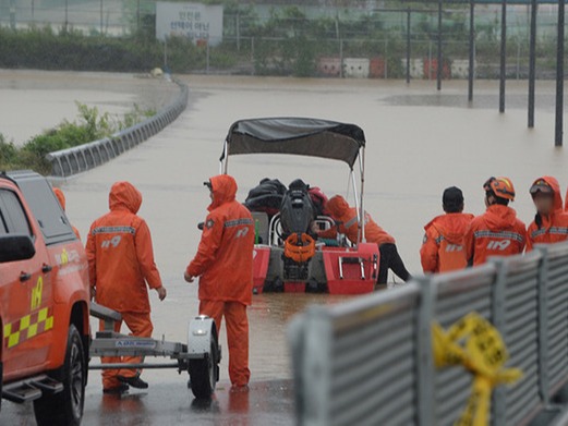 ▲ 지난 2023년 7월 15일 오후 충북 청주시 흥덕구 오송읍 궁평 2지하차도에 차량이 다수 침수됐다는 신고가 접수돼 경찰과 소방당국이 수색작업을 하고 있다. 사진=뉴시스