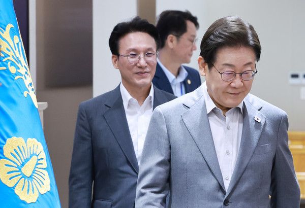 ▲ 이재명 대통령이 15일 서울 용산 대통령실 청사에서 열린 국무회의에 입장하고 있다. 사진=뉴시스