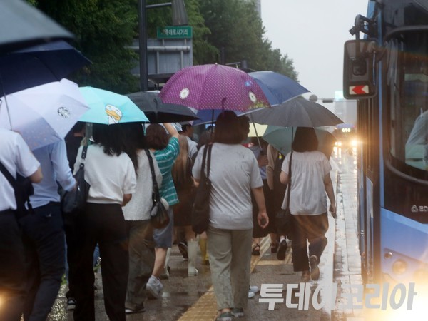 ▲ 서울 시내에서 시민들이 우산을 쓴 채 발걸음을 옮기고 있다. 사진=투데이코리아