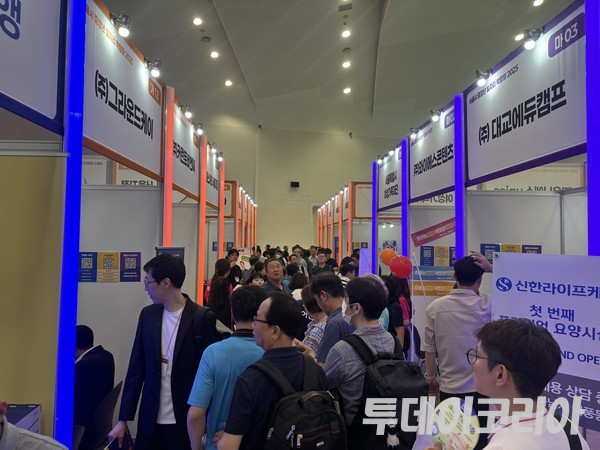 ▲ 지난 1일 서울 중구 동대문디자인플라자(동대문DDP)에서 열린 ‘2025 서울시 중장년 일자리 박람회’에 관람객들이 상담을 기다리고 있다. 사진=투데이코리아