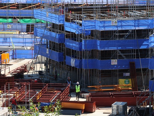 ▲ 서울 시내 한 아파트 건설 현장에서 근로자들이 작업을 하고 있다. 사진=뉴시스