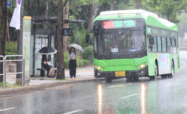▲ 서울 동작구 현충원 인근에 폭우가 쏟아지고 있다. 사진=뉴시스