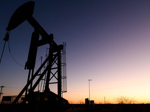 ▲ 미 텍사스주 골드스미스 외곽에서 작동 중인 원유시추기, 펌프잭 뒤로 해가 지고 있다. 사진=뉴시스