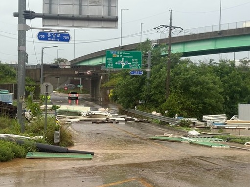 ▲ 17일 오전 호우경보가 내려진 충남 서산시 운산면 운암로에 건축자재가 비바람에 날려 길을 막고 있다. 사진=뉴시스