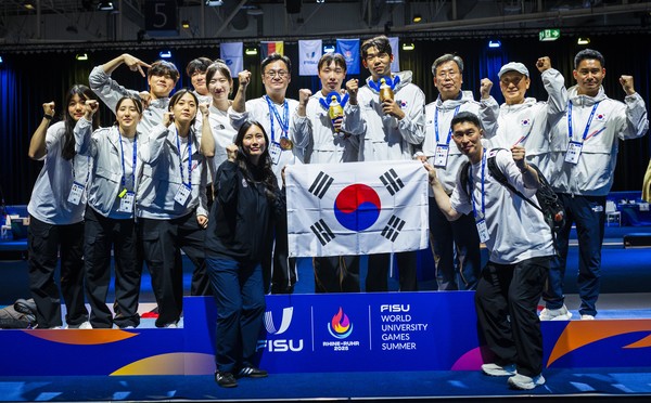 ▲ 2025하계유니버시아드대회 남자사브르 개인전에서 박상원 선수와, 황희근 선수가 메달을 획득했다. 사진=대한펜싱협회