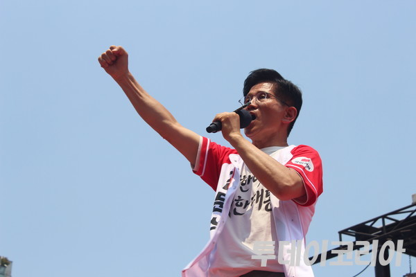 ▲ 김문수 국민의힘 대선 후보가 1일 강남구 삼성동 코엑스 동문 앞에서 열린 집중유세에서 지지를 호소하고 있다. 사진=이기봉 기자