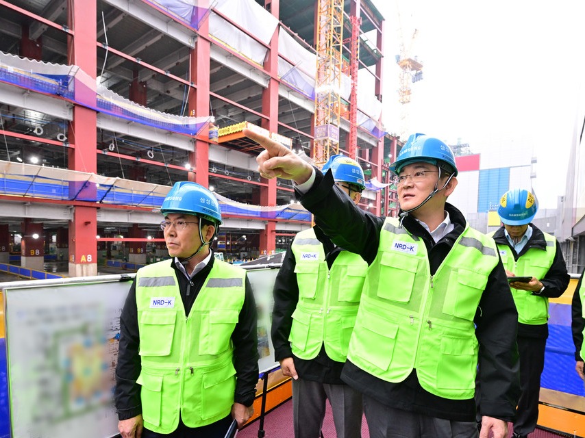 ▲ 삼성전자 기흥캠퍼스를 찾은 이재용 회장이 차세대 반도체 R&D 단지 건설 현장을 점검하고 있다. 사진=삼성전자