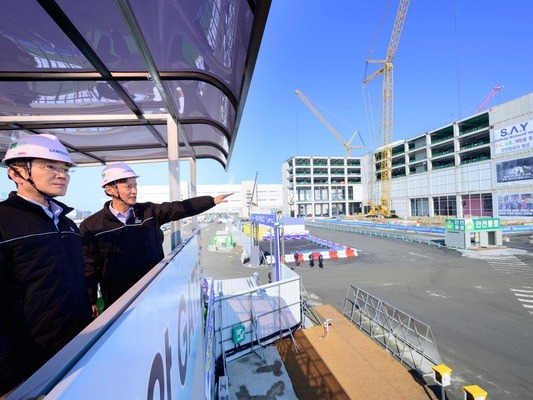 ▲ ▲ 16일 삼성바이오로직스 인천사업장을 찾은 이재용 회장이 5공장 건설 현장을 살펴보고 있다. 사진=삼성전자