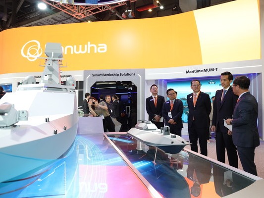 ▲ 김동관 부회장이 MADEX(국제해양방위산업전) 한화오션 부스를 둘러보며 설명을 듣고 있다. 사진=한화