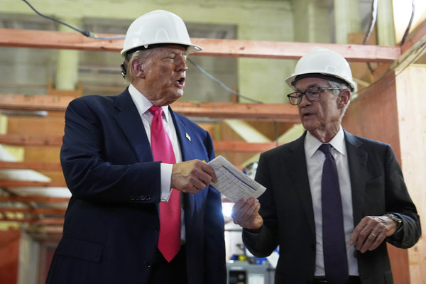 ▲ 도널드 트럼프(왼쪽) 미국 대통령이 24일(현지 시간) 워싱턴DC 연방준비제도(연준) 건물 개보수 현장을 방문해 제롬 파월 의장에게 비용 관련 문서를 건네고 있다. 트럼프 대통령은 파월 의장 면전에서 금리 인하를 촉구했다. 사진=뉴시스