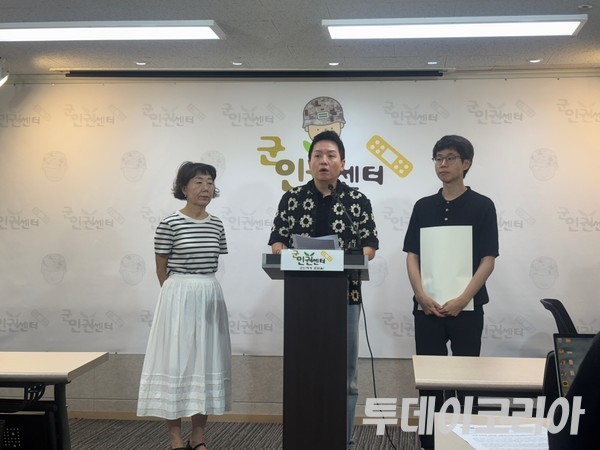 ▲ 임태훈 군인권센터 소장이 25일 서울 마포구에 위치한 군인권센터에서 ‘육군 사단장 갑질 3차 기자회견’을 진행하고 있다. 사진=투데이코리아