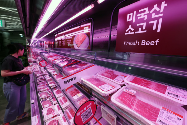 ▲ 서울 시내 한 대형마트에서 시민이 소고기를 살펴보고 있다. 사진=뉴시스
