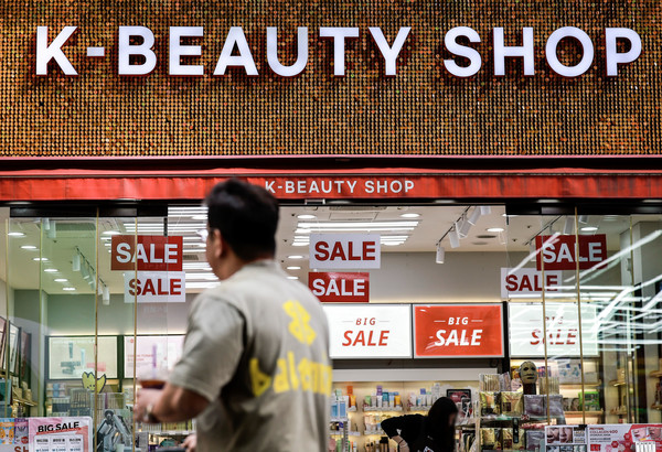 ▲ 서울 중구 명동을 찾은 외국인 여행객들이 화장품 매장 앞을 지나고 있다. 사진=뉴시스