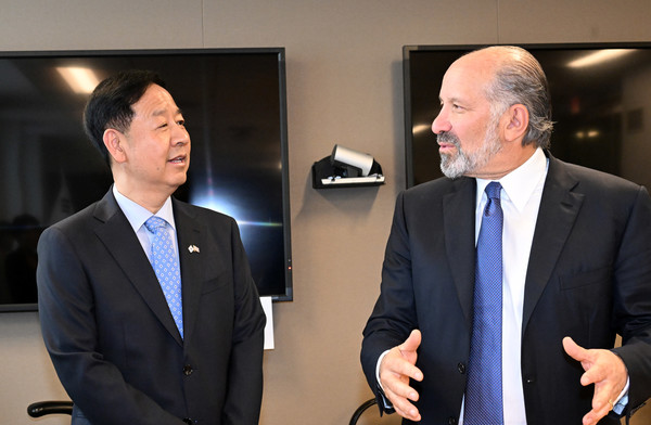 ▲ 한-미 통상협의차 미국 워싱턴DC를 방문 중인 구윤철 부총리 겸 기획재정부 장관이 29일(현지시간) 미국 상무부에서 하워드 러트닉 상무장관과 통상협의에 앞서 대화를 하고 있다. 사진=뉴시스