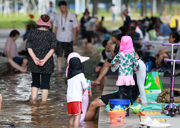 ▲ 서울 영등포구 마포대교 남단에서 시민들이 휴식을 취하고 있다. 사진=뉴시스