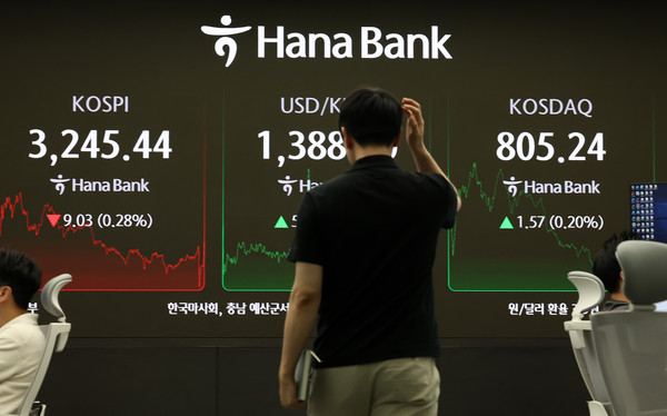▲ 지난 31일 오후 서울 중구 하나은행 딜링룸에서 딜러들이 업무를 보고 있다. 코스피는 전 거래일(3254.47)보다 9.03포인트(0.28%) 내린 3245.44에 장을 마쳤다. 사진=뉴시스