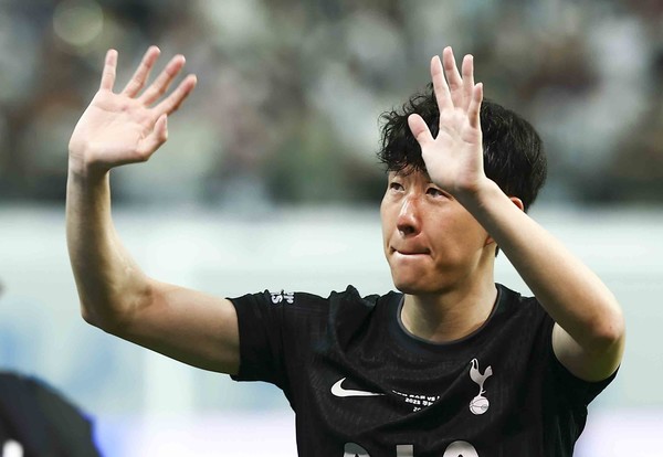 ▲ 토트넘 홋스퍼 손흥민이 3일 오후 서울 마포구 서울월드컵경기장에서 열린 2025 쿠팡플레이시리즈 뉴캐슬 유나이티드와 토트넘 홋스퍼의 경기를 마치고 팬들에게 인사를 하고 있다. 사진=뉴시스