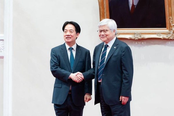 ▲ 미국과 관세 협상을 진행 중인 대만이 한국과 일본의 사례를 토대로 4000억달러(약 554조원) 규모의 대미 투자를 검토 중인 것으로 전해졌다.사진은 지난 3월 6일 라이칭더 대만 총통과 웨이저자 TSMC 회장이 공동 기자회견에서 악수하는 모습. 사진=뉴시스