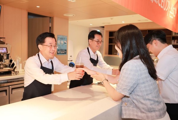 ▲ 권혁웅 부회장(왼쪽 첫번째)과 이경근 사장(왼쪽 두번째)이 취임 후 첫 활동으로, 임직원들과의 소통하는 자리를 가지며 커피를 전달하고 있다. 사진=한화생명