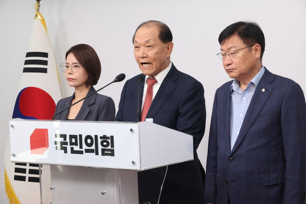 ▲ 황우여 국민의힘 전당대회 선거관리위원장이 7일 서울 여의도 중앙당사에서 당대표 본경선 진출자를 발표하고 있다. 사진=뉴시스